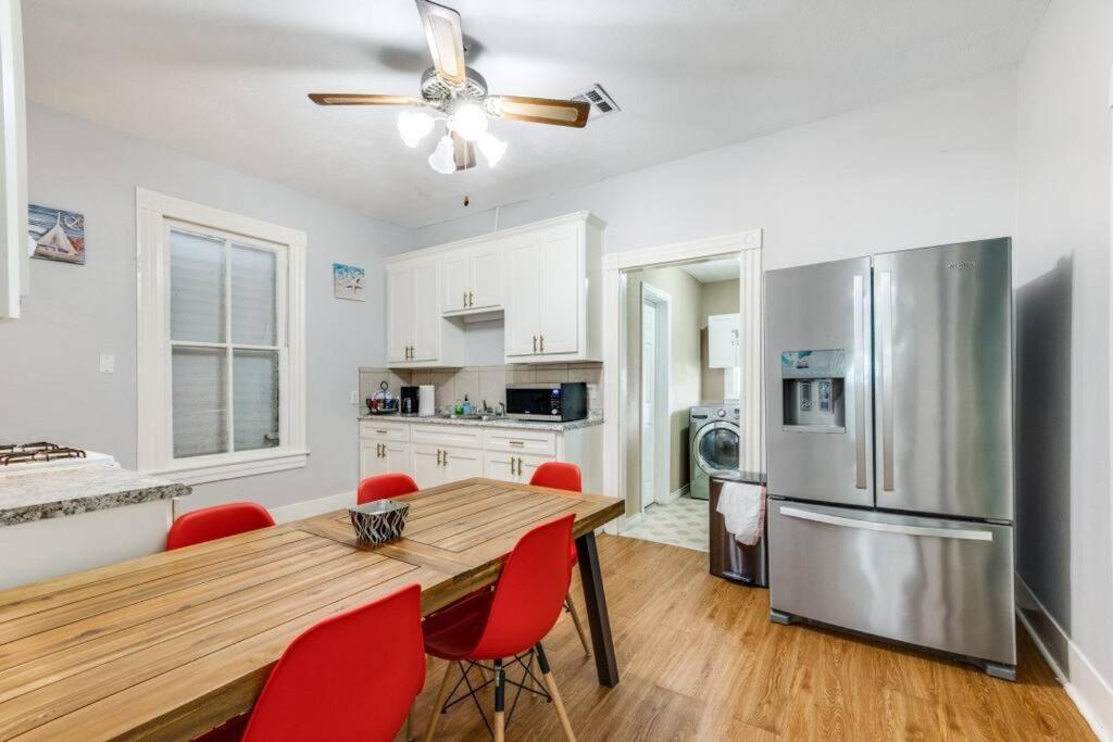 Cozy Sea Breeze Bungalow - 2 Mins To The Beach Galveston Esterno foto