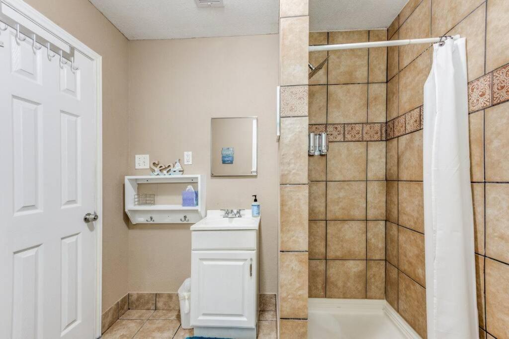 Cozy Sea Breeze Bungalow - 2 Mins To The Beach Galveston Esterno foto